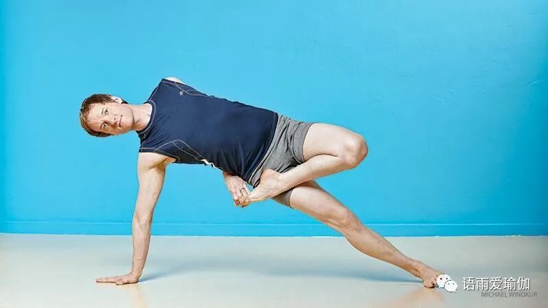 一个瑜伽手臂平衡体式,挑战手臂力量和柔韧性,试试吧