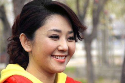 她15岁时父亲去世,曾是央视美女主持,如今被大8岁老公