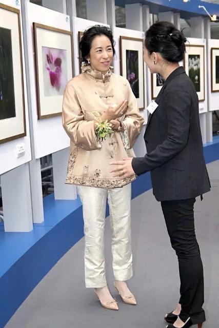 朱玲玲与二婚老公合影照样敢穿,富态身材穿薄纱连衣裙
