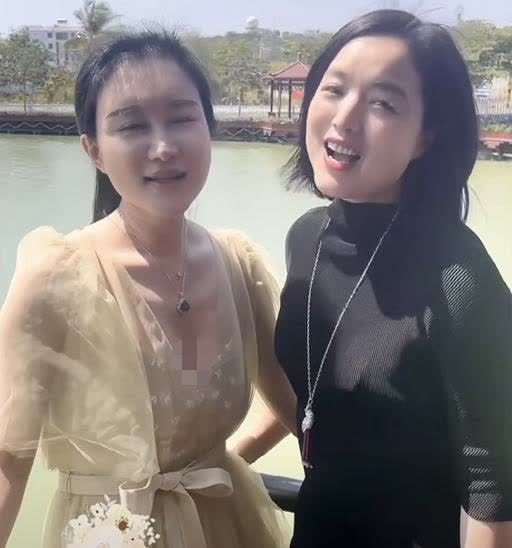 歌手白雪与张纪中老婆同框,45岁容颜未变,杜星霖被批领口开太低