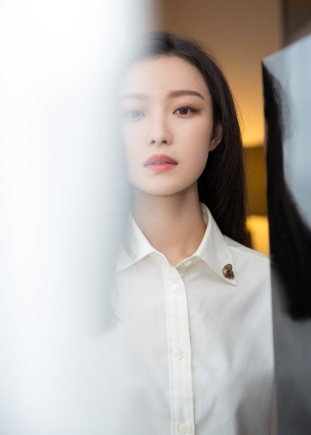 倪妮吸睛写真照!少女感十足又不失时尚