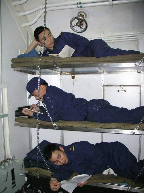 潜艇兵生活有多辛苦?像"幽灵"潜伏在海底,长期航行吃