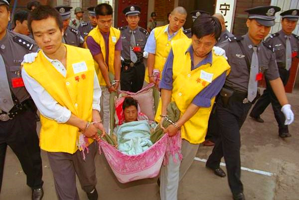 "九江黑老大"万飞伏法记:14人组成非法组织,敲诈勒索无恶不作