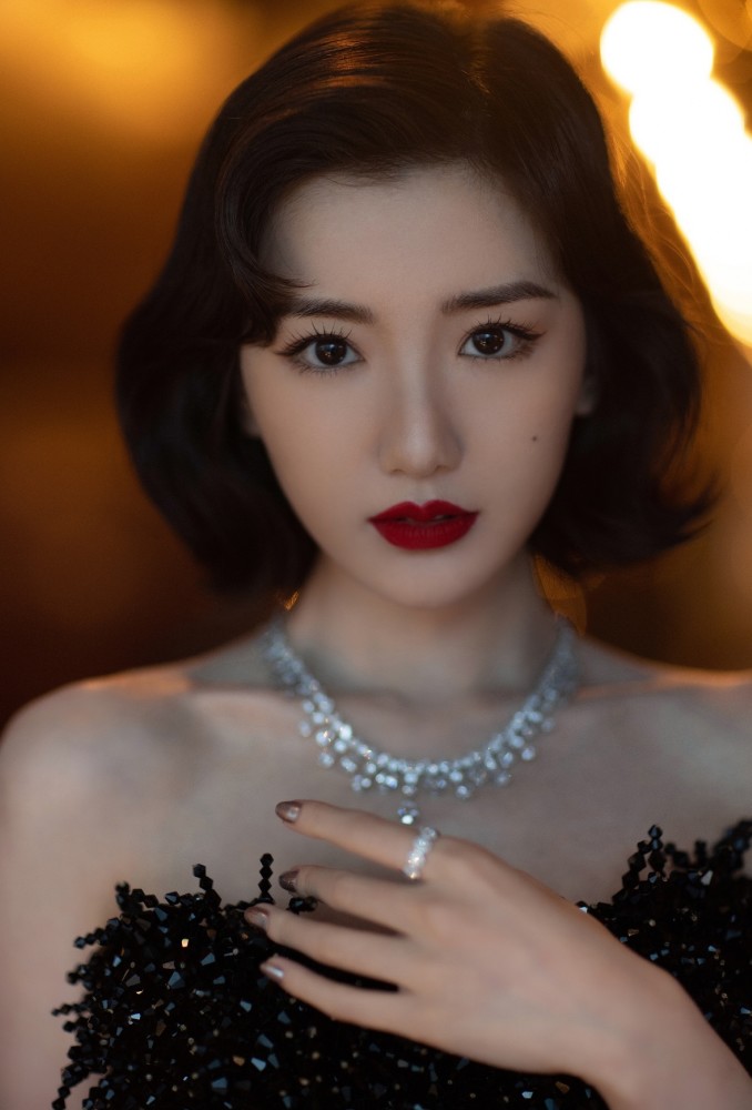 当甜美的毛晓彤尝试"黑化装,化身冷艳美人,每一帧都超亮眼