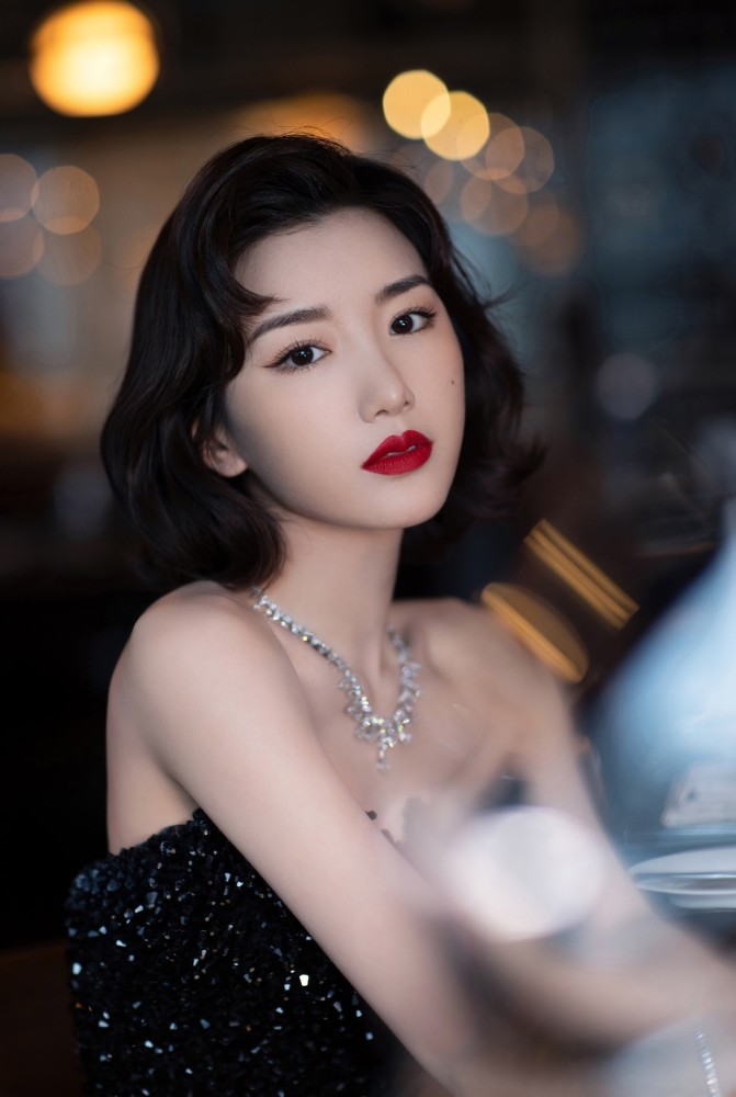 当甜美的毛晓彤尝试"黑化装",化身冷艳美人,每一帧都超亮眼