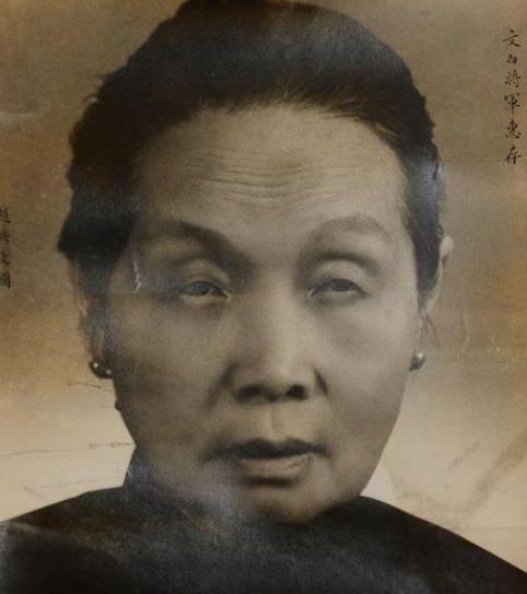 真实"双枪老太婆"曾是抗战女英雄,后来做土匪被枪决