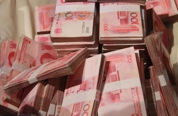 男子让朋友帮忙挪车,车内18万现金就不见了?男子:对方