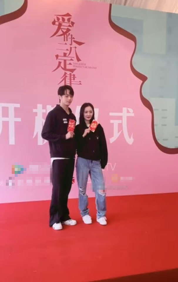 杨幂许凯新剧开机同框颜值高,男方为女方撑伞画面超