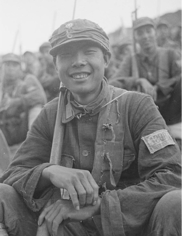 抗战士兵照其次,我国的地理位置十分优越,中国士兵们在各个山体之间
