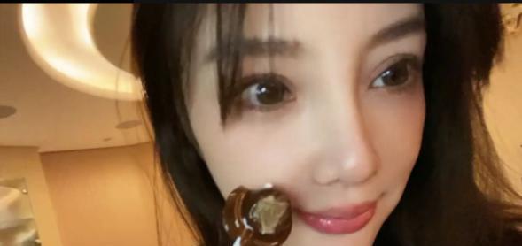 李小璐更新社交平台:吃棒棒糖被30万人点赞,亮点在评论区