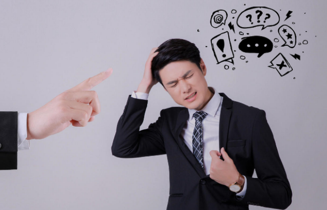领导让员工休息时加班被怒怼:有本事辞退我,没有赔偿不走