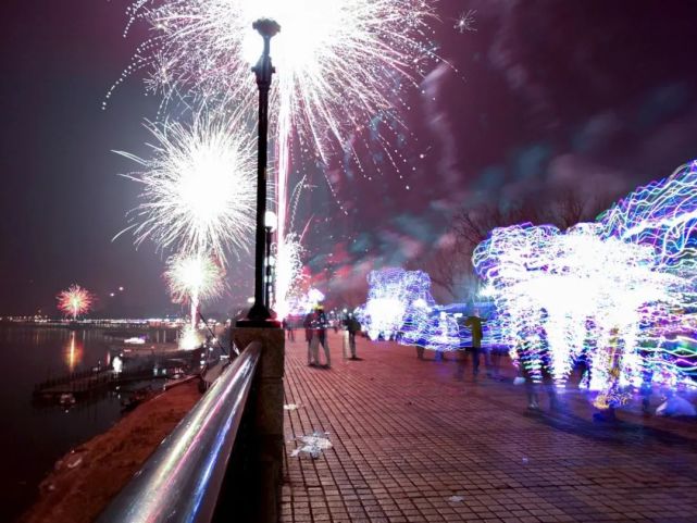 网友拍摄吉林市松花江畔夜景!