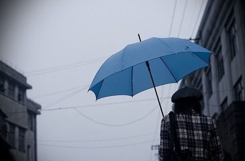 一个人雨中淋雨伤感说说