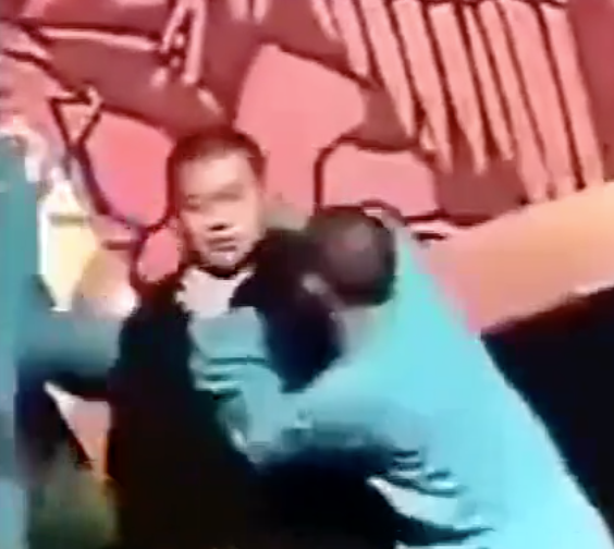岳云鹏被职场霸凌的那些年:曹云金在台上揍他,同门不把他当人看_腾讯