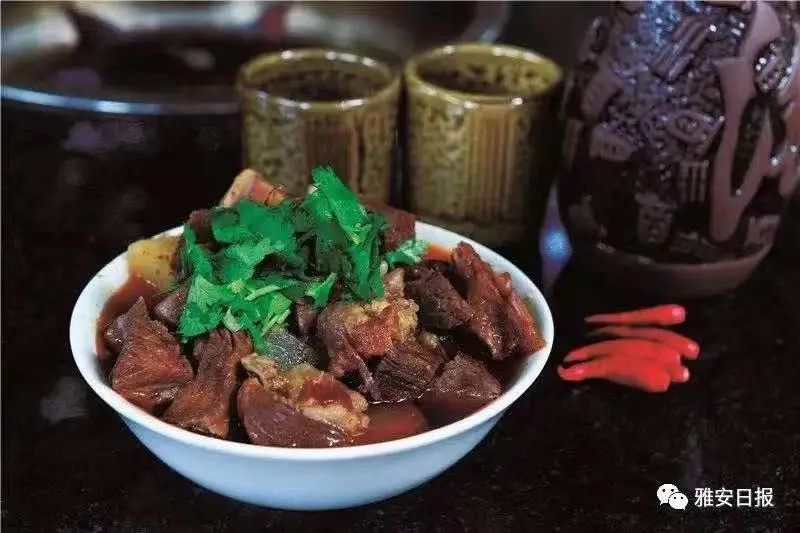 汉源黄牛肉远近闻名,吃起来口感厚实,配上汉源花椒油,麻辣醇香,吃起来