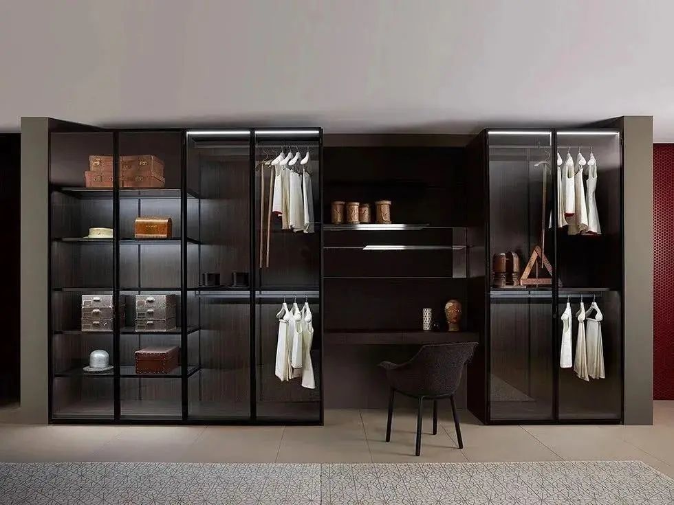 透明玻璃衣柜往往会选择黑色门框,这样可以更加突显简洁,清爽.