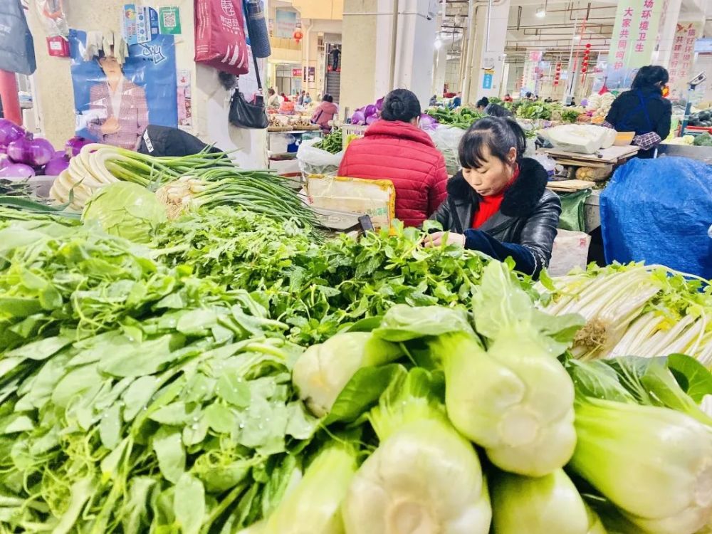 只是相比春节前熙熙攘攘的人流来说,现在前来买菜的人少了许多