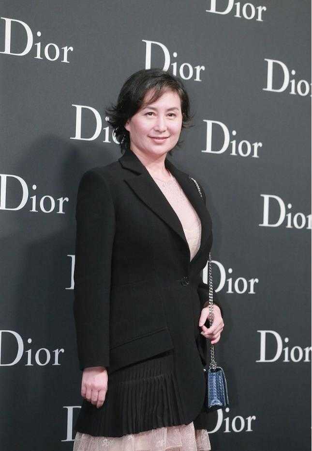 何超琼不愧是"时髦精",穿一袭西服裙装亮相,还意外时髦大气