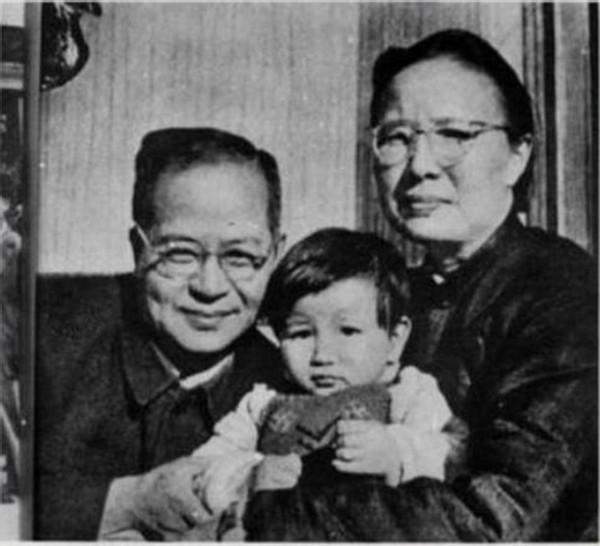吴晗:清华才子爱上瘫痪学姐,恩爱30年,却在69年双双死亡_腾讯新闻