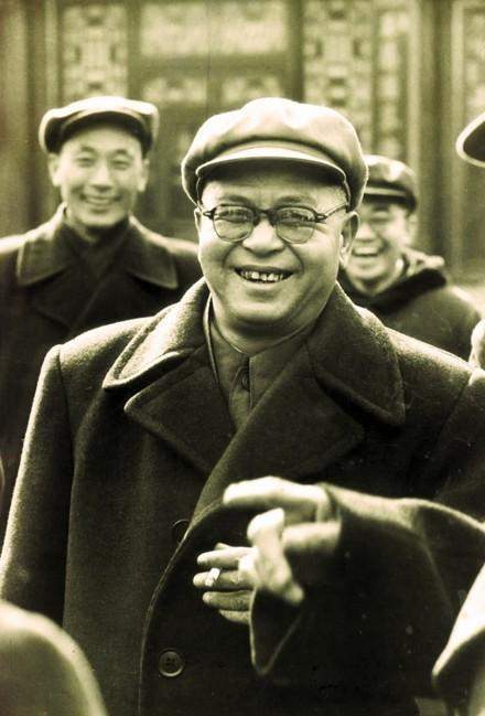 吴晗:清华才子爱上瘫痪学姐,恩爱30年,却在69年双双死亡