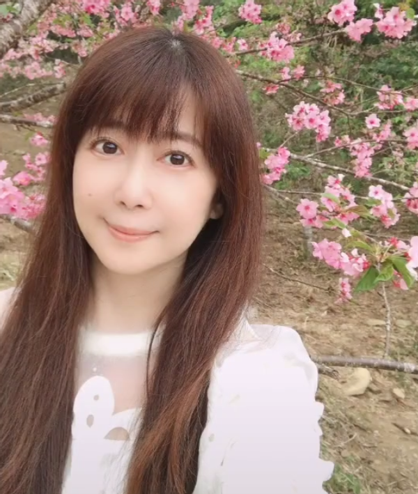 52岁孟庭苇冻龄似少女,14岁儿子比妈高半头,曾曝妈妈被家暴