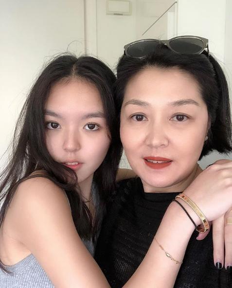 哈文晒李咏生前最后一张照,照片放大后却看哭众人,手势让人心疼