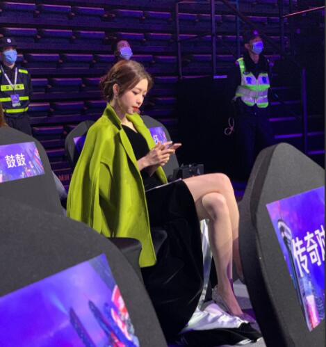 电竞女神都是乔碧萝?lpl主持人现场失去美颜,脸都肿完