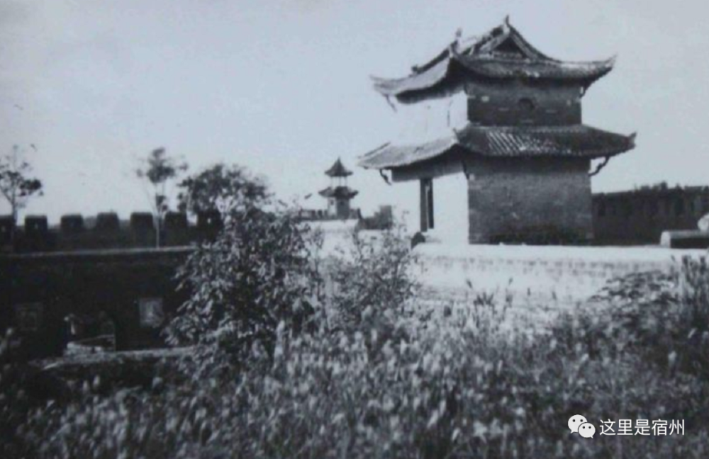 望淮门上建戍楼以严更鼓,外筑月墙以加堤防,城下周围有濠.
