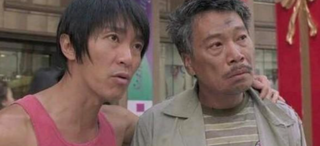 在《少林足球》中,吴孟达所饰演的 "黄金右脚" 明锋,年轻时被队友