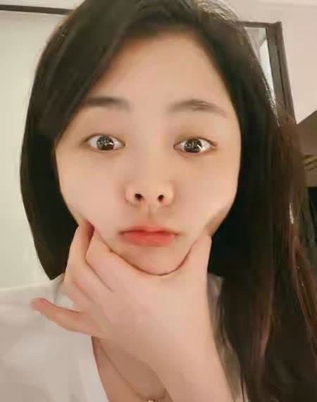 谭松韵晒可爱自拍照,直言:脸圆不代表我好拿捏