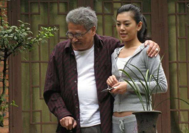 鬼马精明的吴孟达在90年与卢少慈同居后怀孕,妻子麦莉莉愤然退出,成全