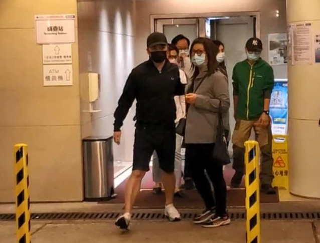 吴孟达追思会于昨晚举行，王晶、汪明荃等众多知名明星含泪悼念，现场这幕太催泪（视频/组图） - 8