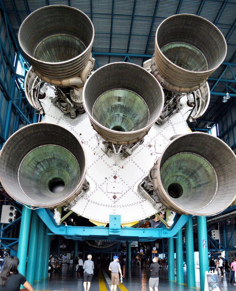 把土星5火箭的发动机装到航母上启动后航母能飙到多少速度