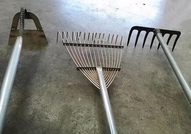 铁耙子 用于碎土,平地和消灭杂草的整地农具,有钉齿耙和圆盘耙.