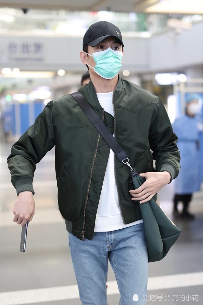 王凯穿绿色飞行夹克现身机场赶路不时低头看手机