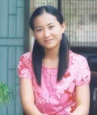 贾丹放弃大学和婚礼,全力供养贾玲9年,贾玲成名后为她买房买车