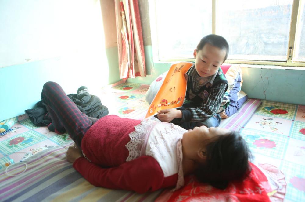 9岁病童拒绝治疗背后故事让人心酸 妈妈患尿毒症（2）