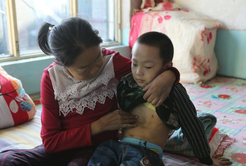 9歲病童拒絕治療背后故事讓人心酸 媽媽患尿毒癥（3）