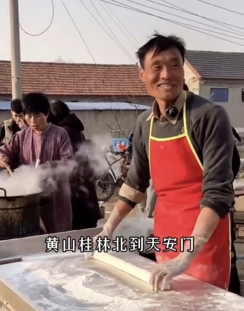 山东拉面哥被迫停业恳求放过,"疯狂"的自媒体人:你们该回家了