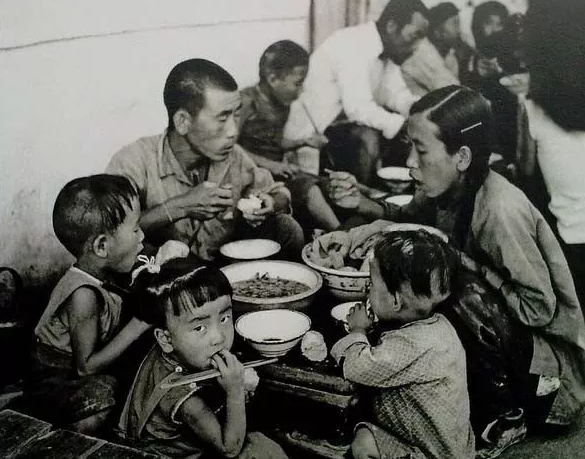 老照片人民公社食堂旧照片疯狂的年代疯狂的吃喝