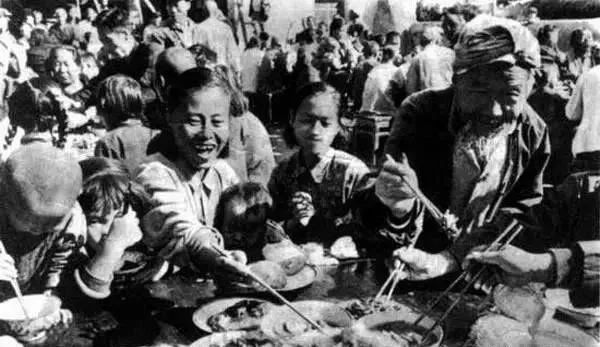 老照片:人民公社食堂旧照片:疯狂的年代,疯狂的吃喝!
