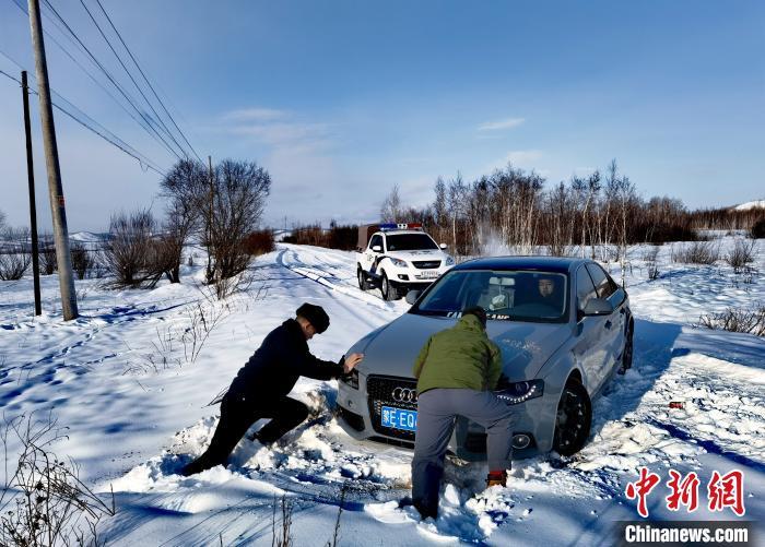 内蒙古额尔古纳连降暴雪 边防民警-30℃开展救援