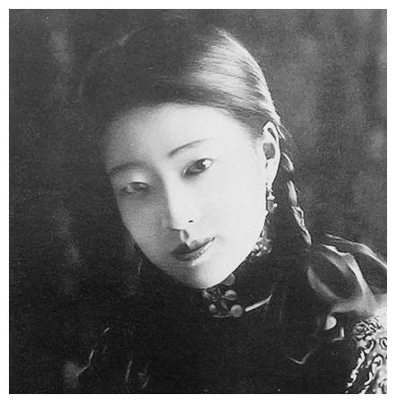 这对姐妹花一个是姐姐裕德龄,一个是妹妹裕容龄,我们大家都习惯称她们