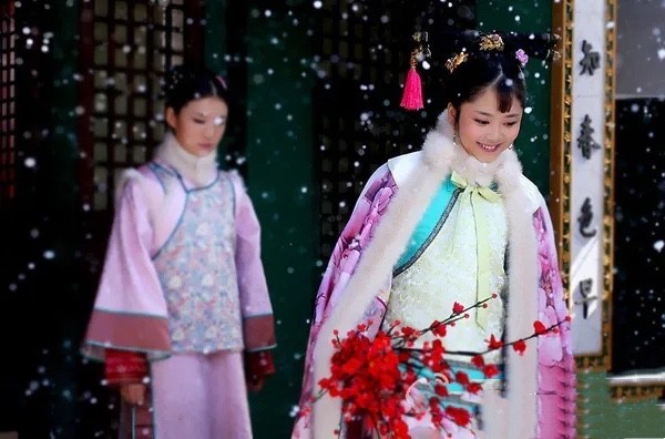 同为《甄嬛传》配角,31岁的谭松韵演大女主,38岁的她还是小配角