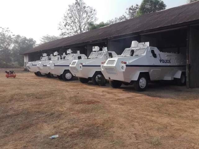 防暴装备不够缅甸军方将军用装甲车更换涂装伪装成警用装甲车