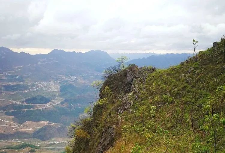 爬山的魅力,在于能看见不一样的风景 而老王山,每爬上一点 邂逅的景色