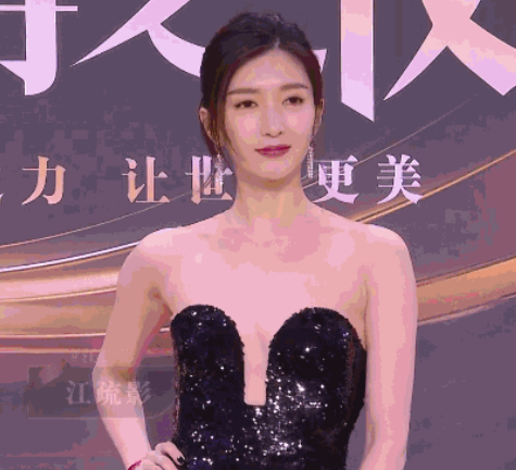 几人在一起走红毯的时候,因为毛晓彤的裙子太长,江疏影还贴心地帮她拎