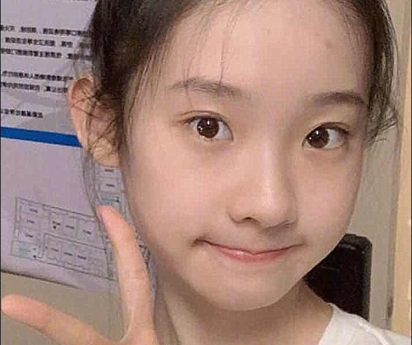 张艺凡终于不素颜出镜,化了"军花妆"后,才明白了千玺的眼光