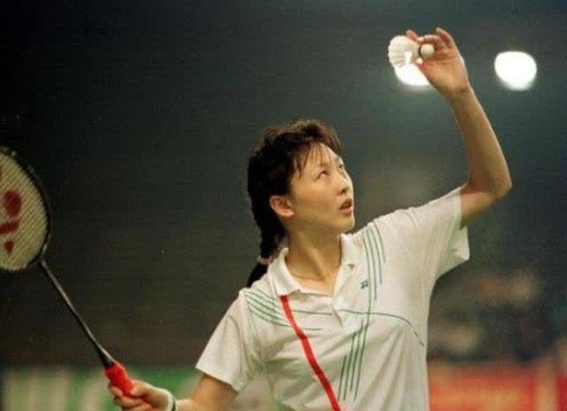 她曾是中国羽坛皇后,检举李永波后,被迫集体离职,如今