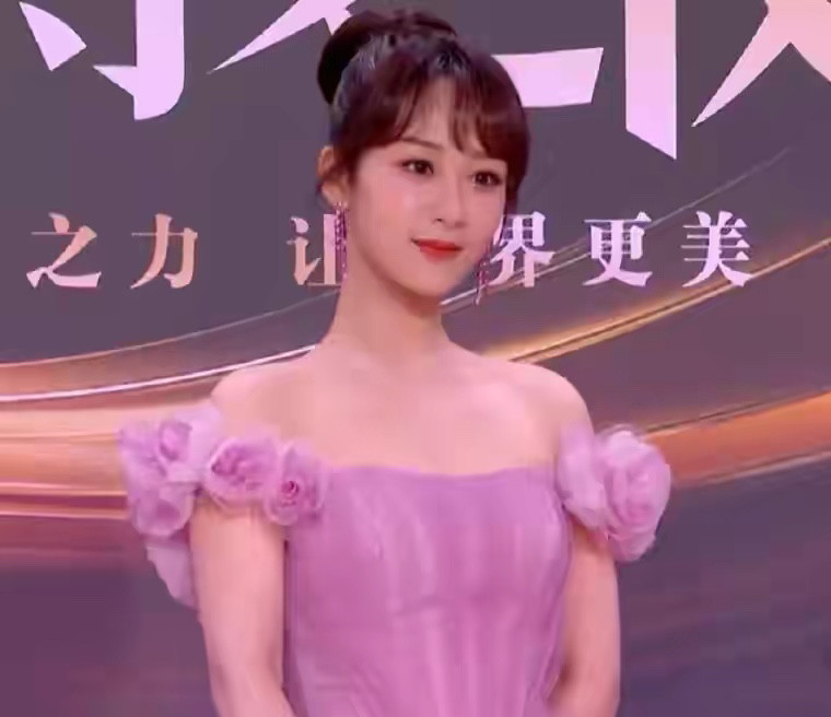 杨紫浅紫色纱裙仙美可爱,身材深富态圆润哟.